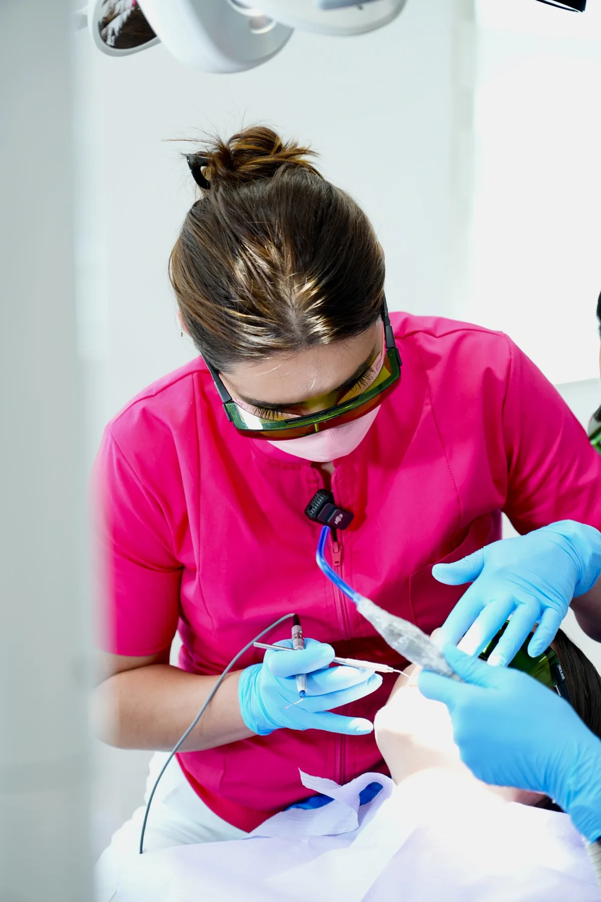 Dr. Livia Rusu în timpul unei proceduri de igienizare GBT la Alkaterra Dental Pitești